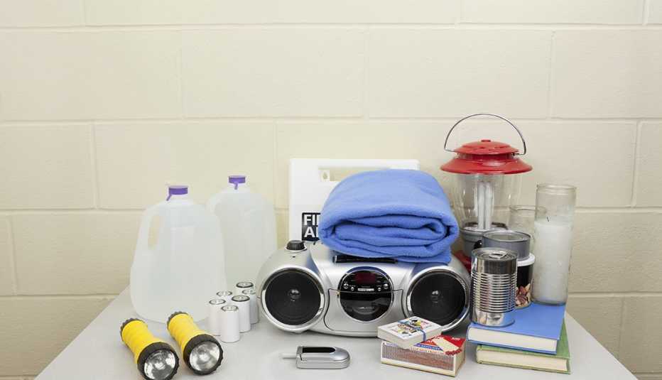 Suministros para la temporada de huracanes: linterna, agua, radio, baterias, comida enlatada.