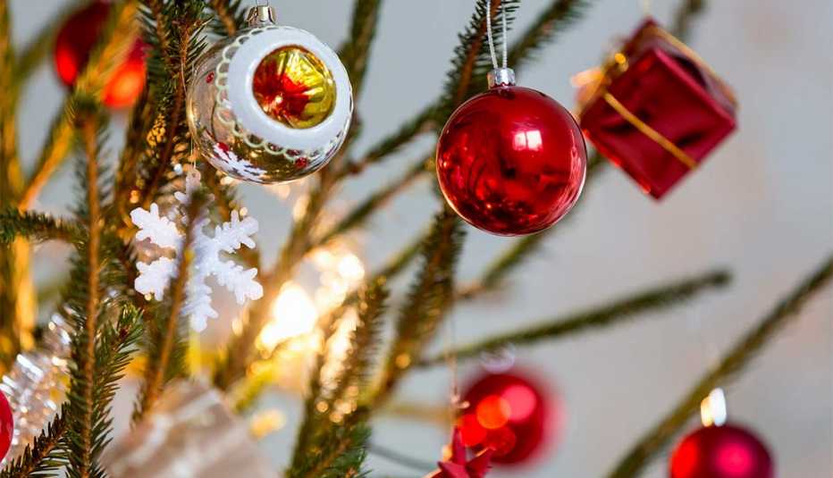 Detalle de decoración en un árbol de navidad