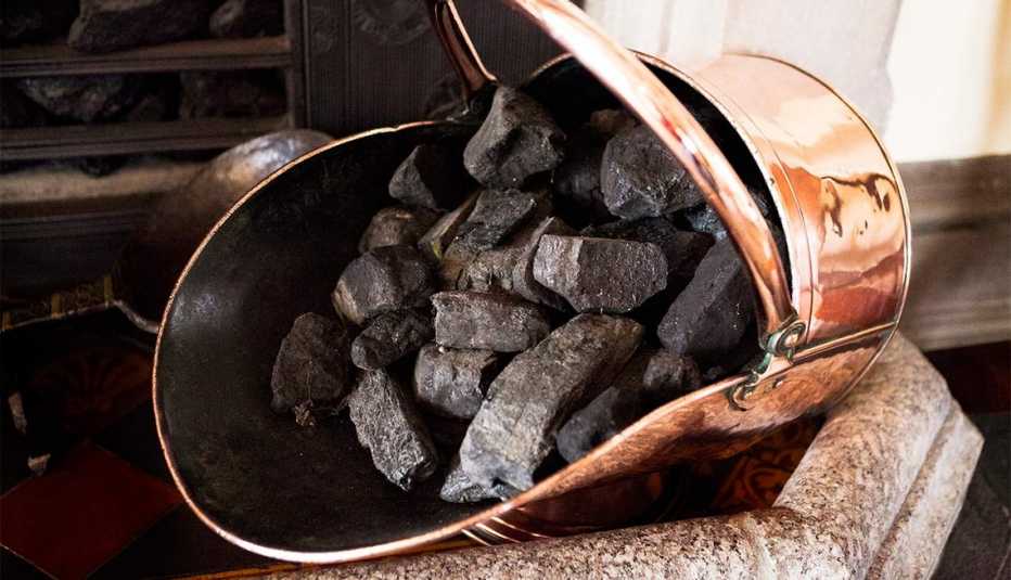 Cubo de cobre con carbón
