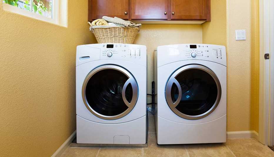Lavadora y secadora en un cuarto de lavandería