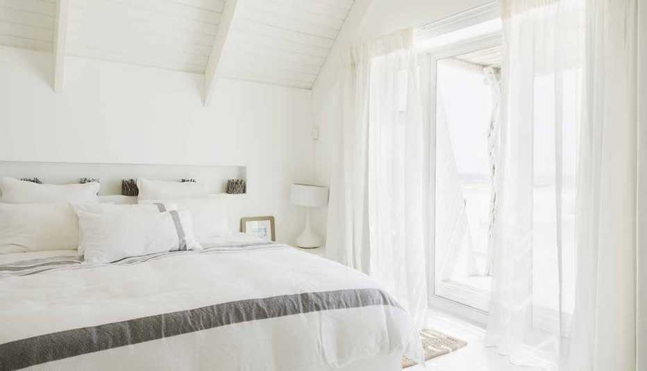 Habitación con luz natural y cortinas blancas