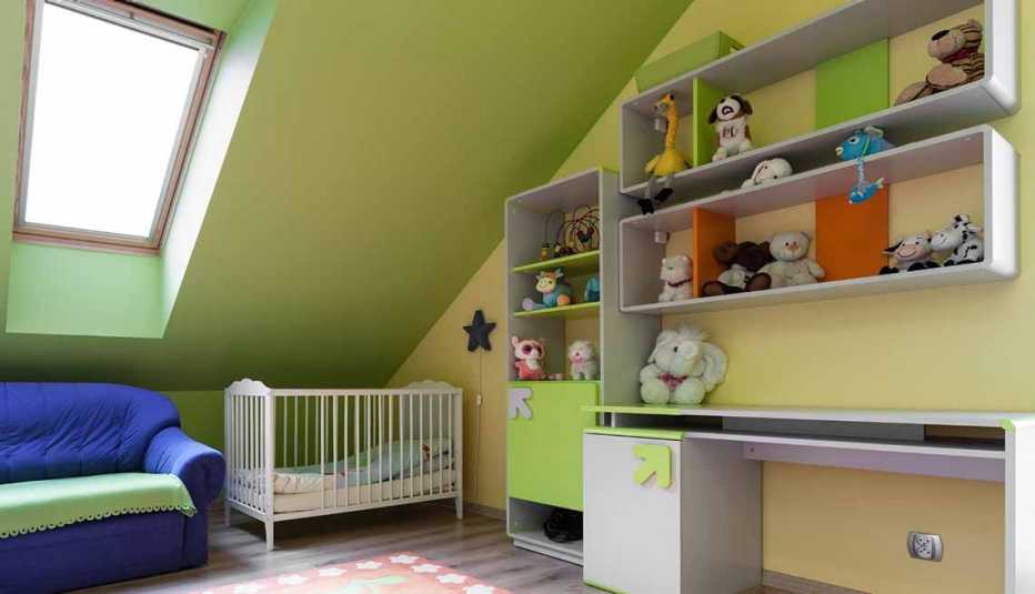 Habitación infantil con varias repisas de pared con juguetes