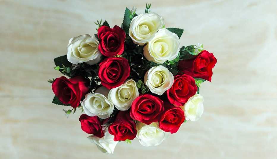 Vista en picada de un ramo de rosas blancas y rojas