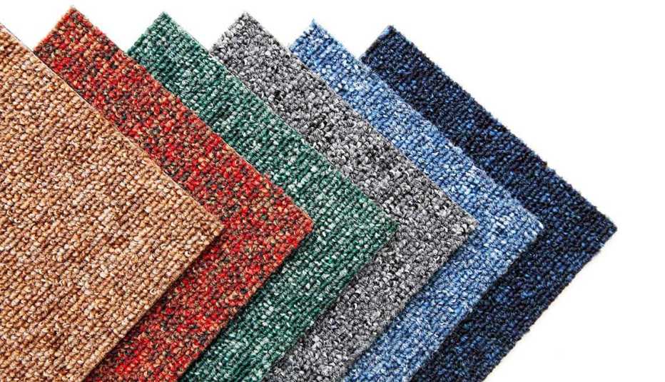 Muestras de diferentes colores de alfombras