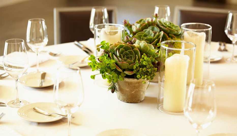 Mesa con copas, velas y plantas