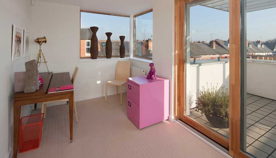 Mueble para archivar de color rosa