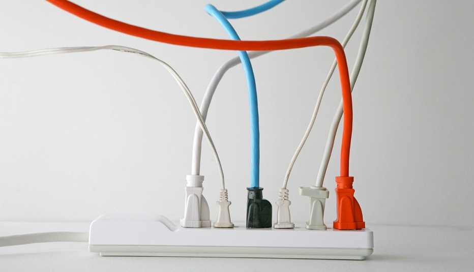 Regleta eléctrica con cables de colores conectados a esta