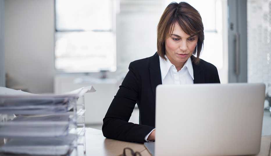 Una mujer usando un ordenador portátil