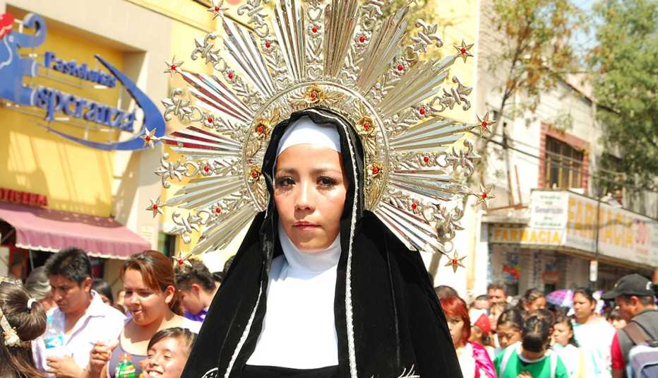 Woman in Headress, Semana Santa, una tradición de fe