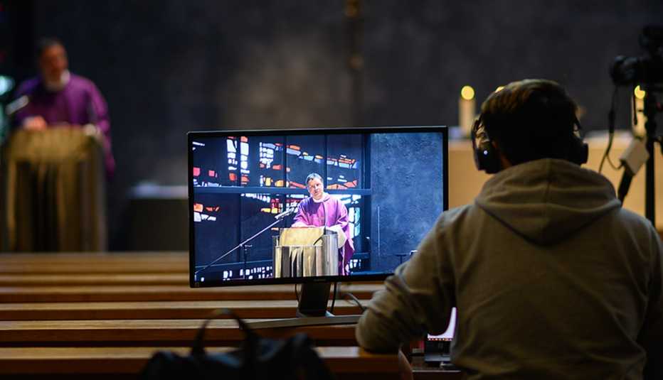Un hombre graba un servicio religioso para transmitir en vivo
