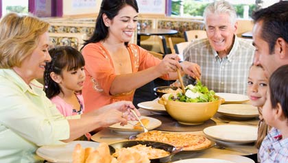 Familia comiendo junta - Cómo fomentar hábitos saludables en los niños y en la familia
