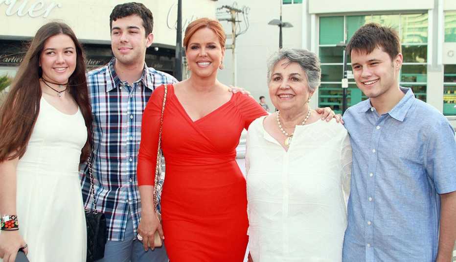 Presentadora de televisión María Celeste Arrarás con su familia
