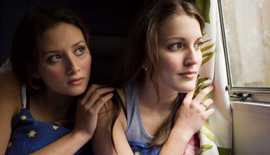 Dos mujeres mirando por la ventana - Qué hacer cuando un hijo se declara gay
