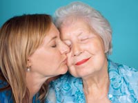 Amy Goyer besando a su madre, Cómo balancear el trabajo y el cuidado de un ser querido