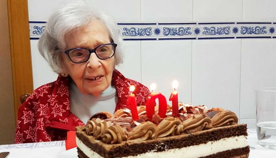 Abuela observa su torta de cumpleaños.
