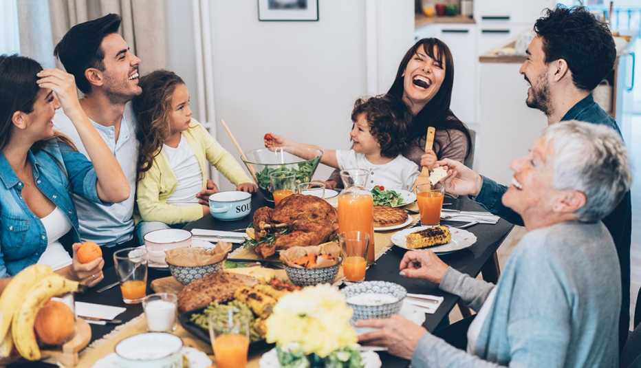 Familia cena mientras celebra el Día de Acción de Gracias