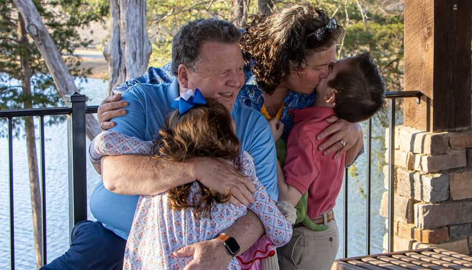 Keith y Edie Lowhorne abrazan a sus dos nietos