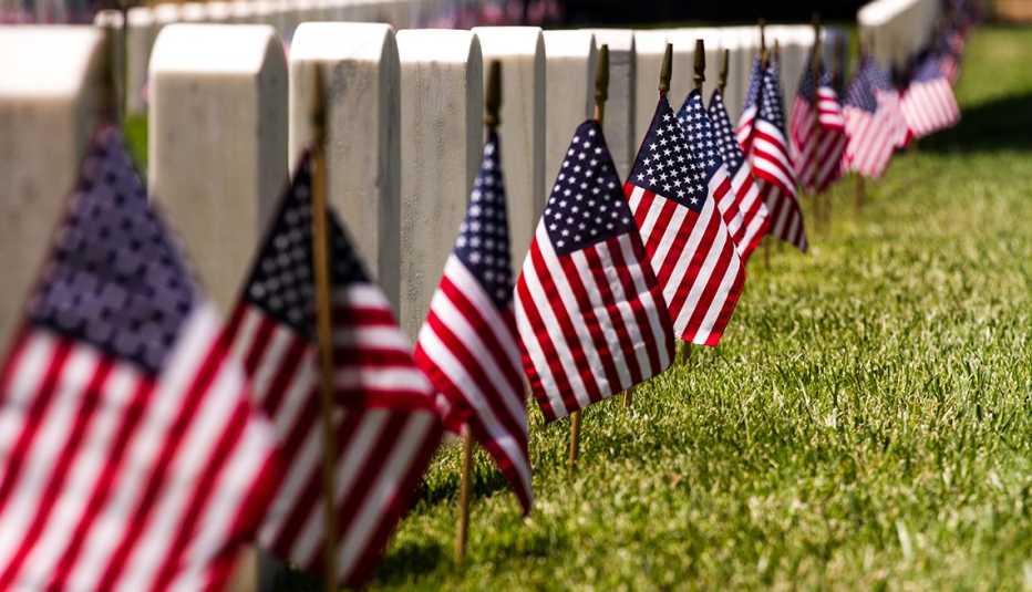 Cementerio con banderas de Estados Unidos junto a lápidas