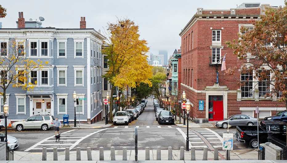 Vista de una intersección de calles en un barrio de Boston