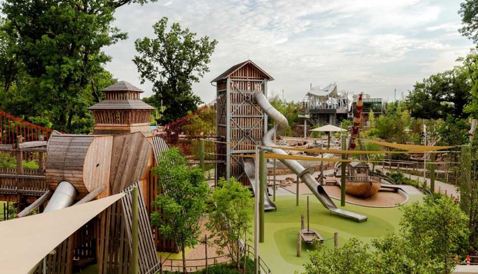 Un área de juegos con torres y toboganes llamada Adventure Place en Tulsa Oklahoma