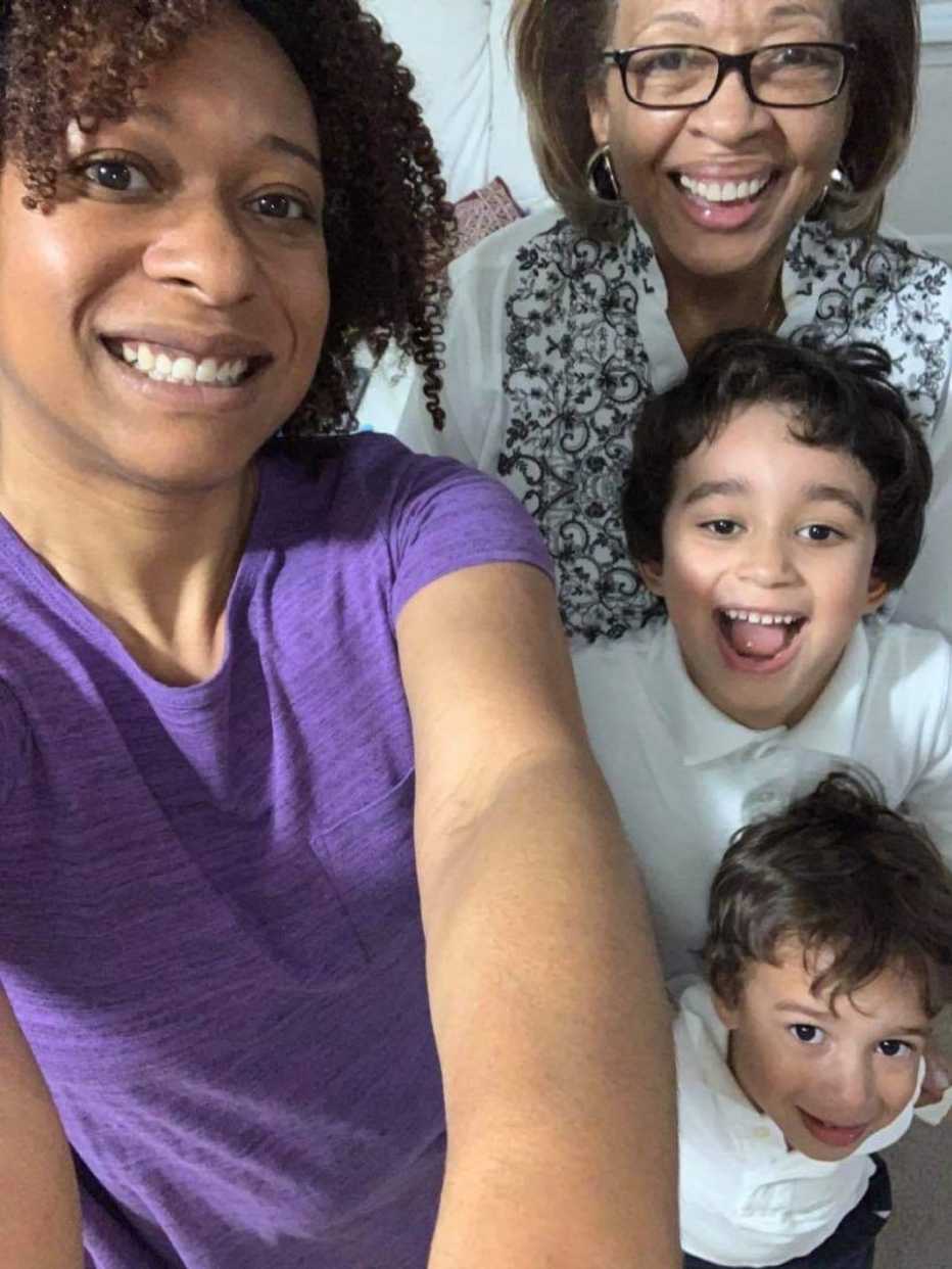 Jennifer Shelton con su hija y dos nietos