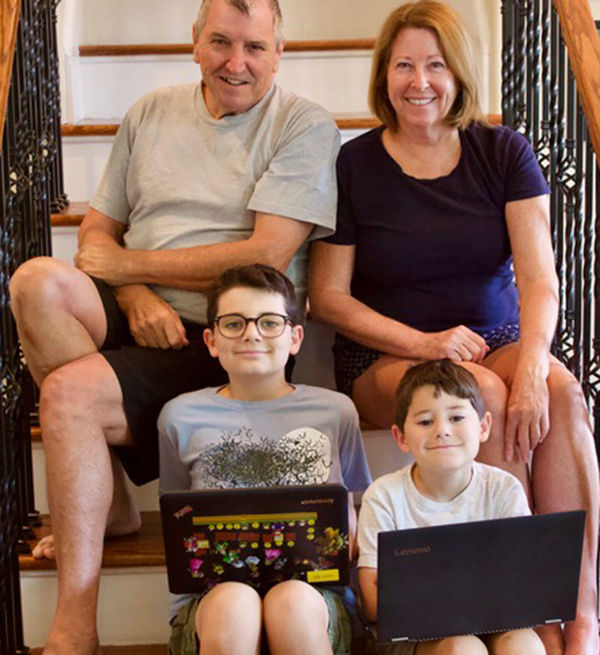 Susan Hatcher, su esposo y sus dos nietos