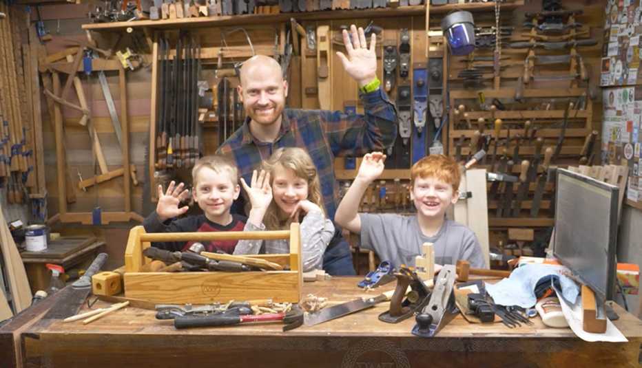 James Wright enseña sus habilidades de carpintería a sus hijos Arthur, Melody y JJ