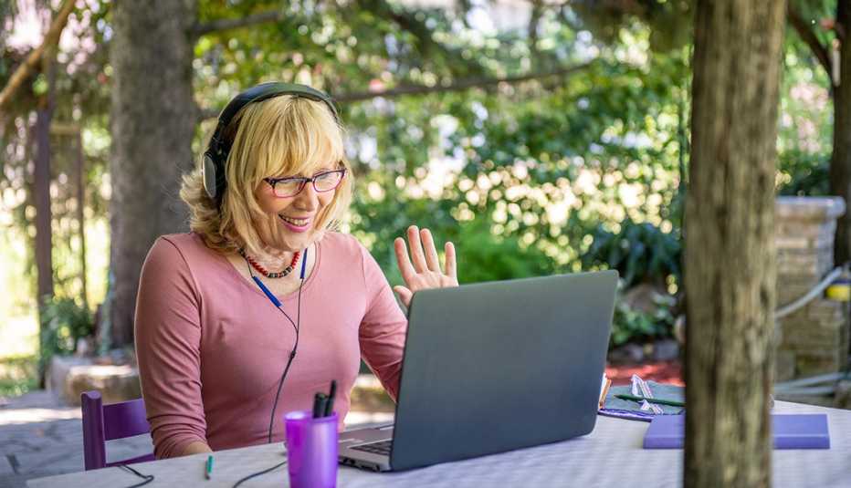 Mujer que hace una videollamada observa su computadora