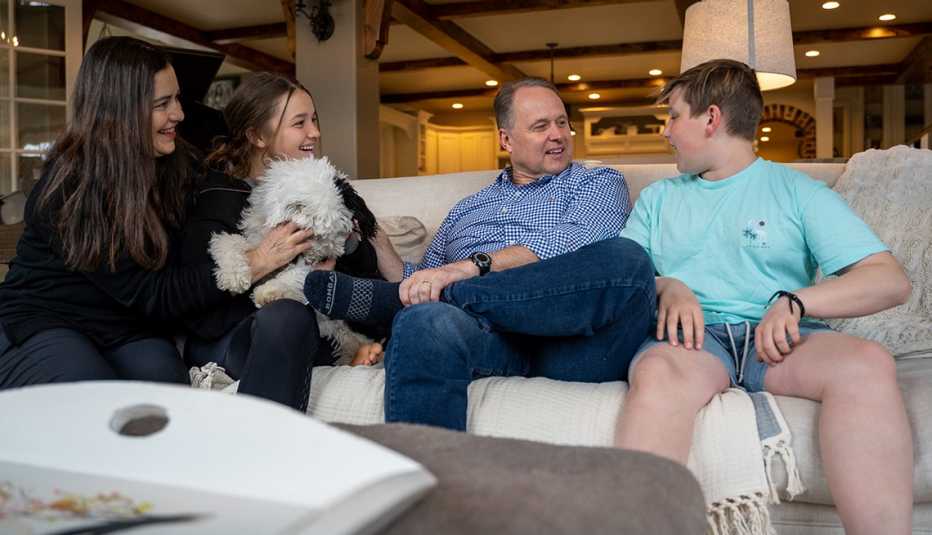 Sean Covey, segundo de la derecha, con su familia en su casa de Utah.