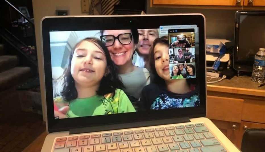 Una familia en una videollamada a través de una computadora portátil