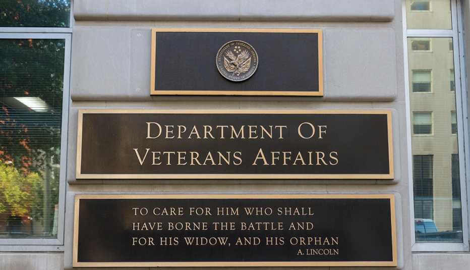 Letrero del edificio del Departamento de Asuntos de Veteranos en Washington DC
