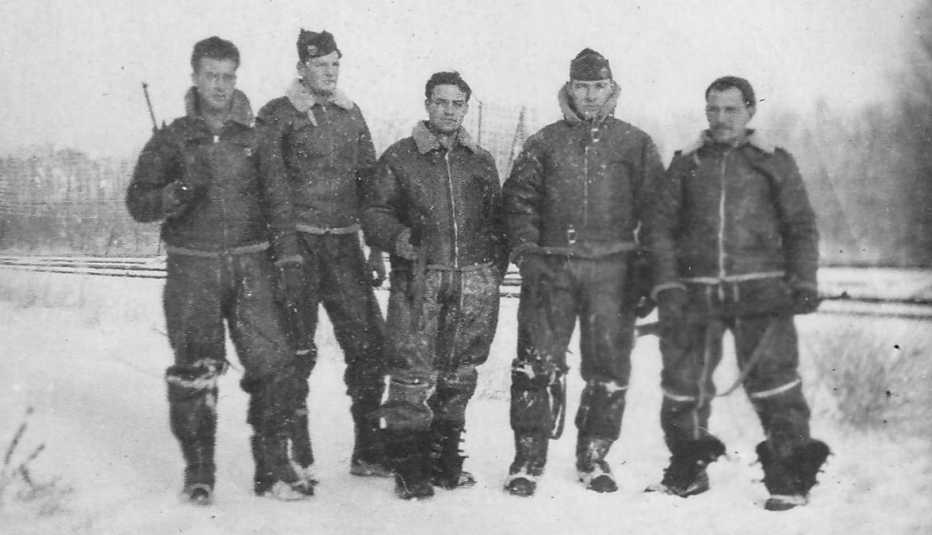 Carl Chamberlain junto a un grupo de soldados que patrullan en Alsacia Lorena en la nieve.