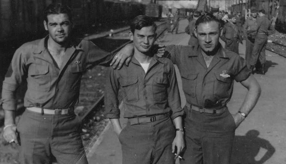 Foto de tres soldados frente al tren a Marsella