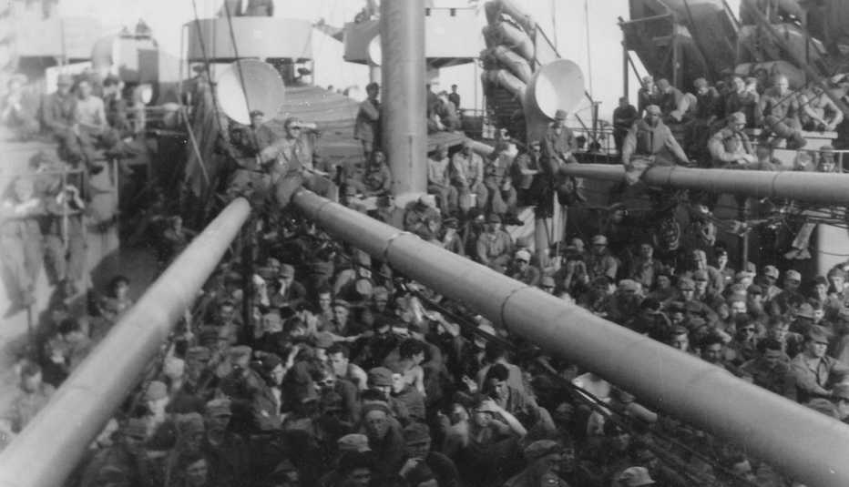 Foto de un barco con soldados que regresan a casa tras la Segunda Guerra Mundial 