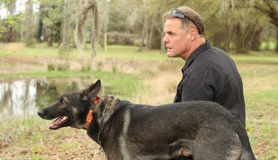El entrenador Jeff Minder con su perro