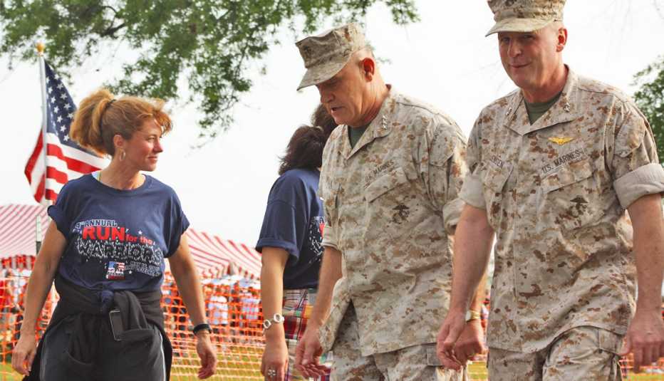 Robin Kelleher con dos generales del Cuerpo de Marines