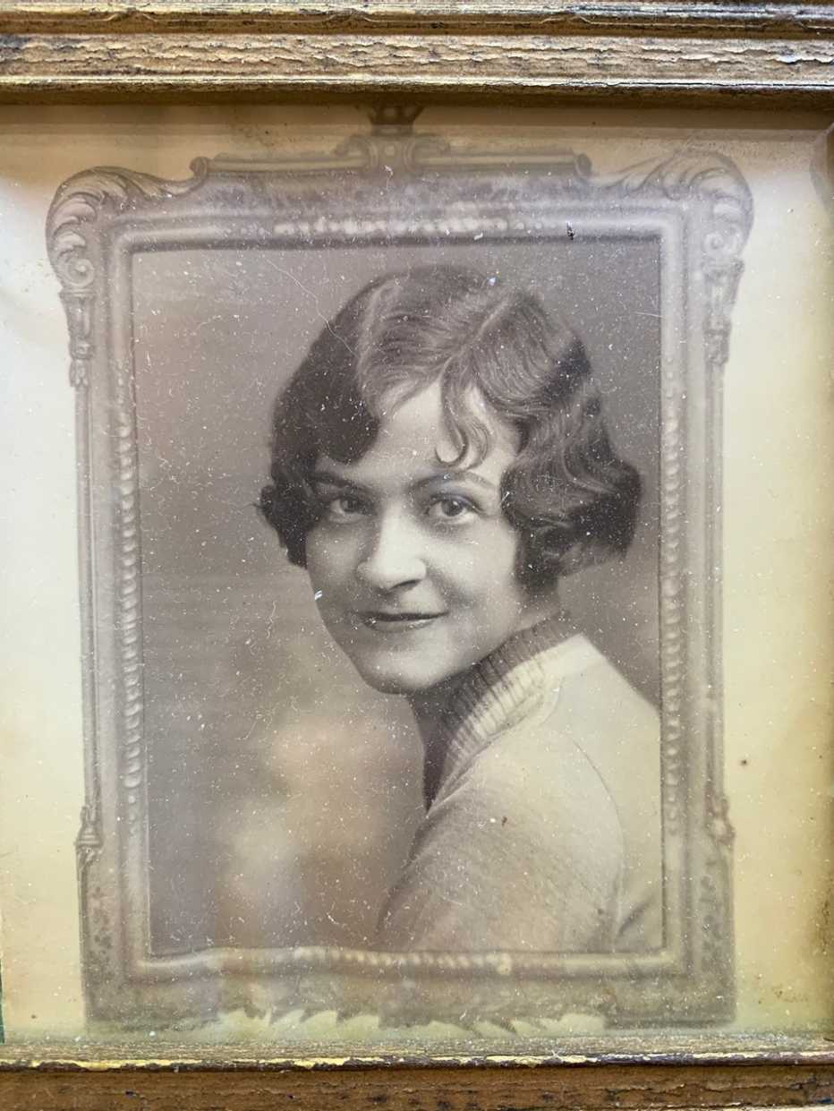 Fotografía en blanco y negro de Thelma Sutcliffe en su juventud
