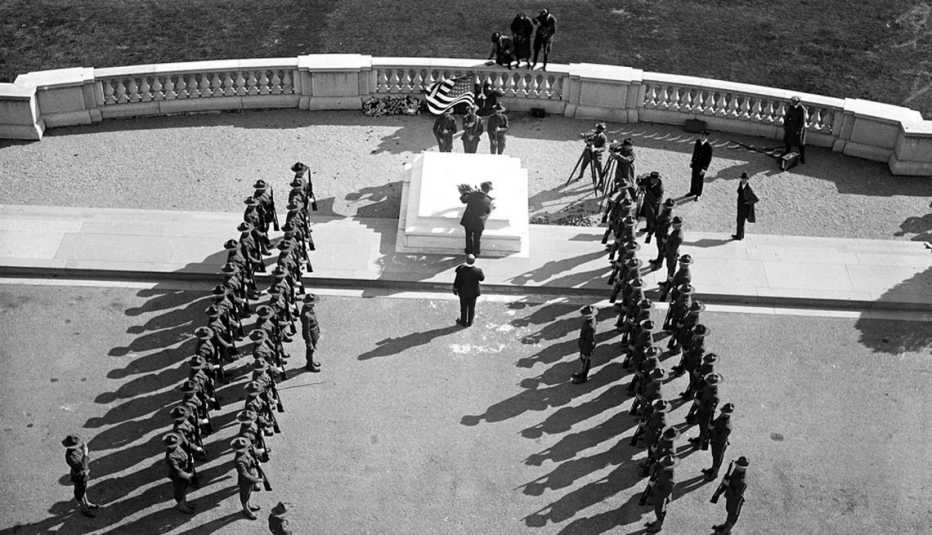 Ceremonia de colocación de una corona en la Tumba del soldado desconocido en 1922