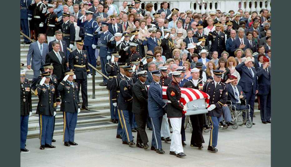 El presidente Ronald Reagan preside el funeral de un soldado desconocido en mil novecientos ochenta y cuatro
