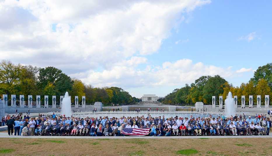 Veteranos del programa Honor Flight reunidos ante el monumento conmemorativo de la Segunda Guerra Mundial en Washington DC