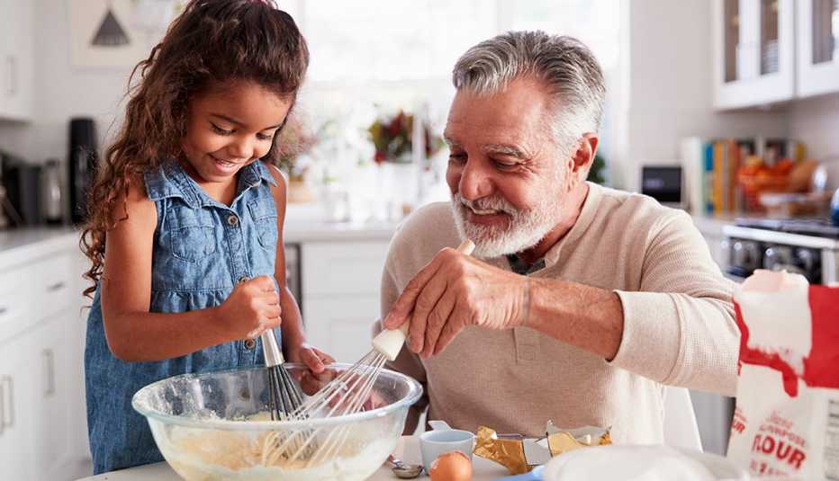 Abuelo prepara una receta con su nieta