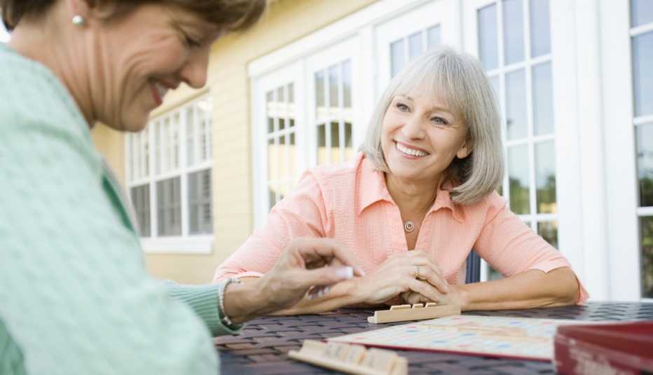 Dos mujeres juegan Scrabble