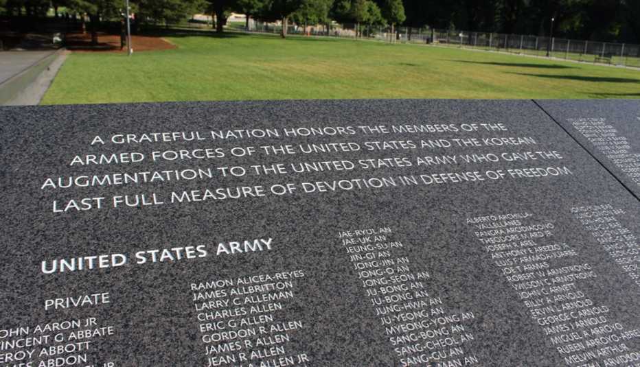 Primer plano de un muro conmemorativo muestra los nombres de soldados caídos del ejército estadounidense durante la Guerra de Corea