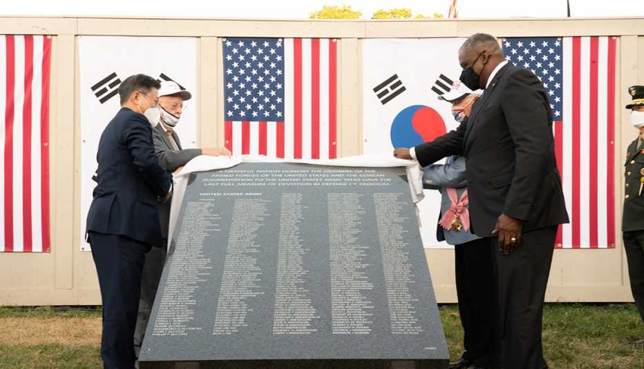 Inauguración del nuevo Muro del Recuerdo en el Monumento a la Guerra de Corea en Washington, DC, el 21 de mayo de 2021.