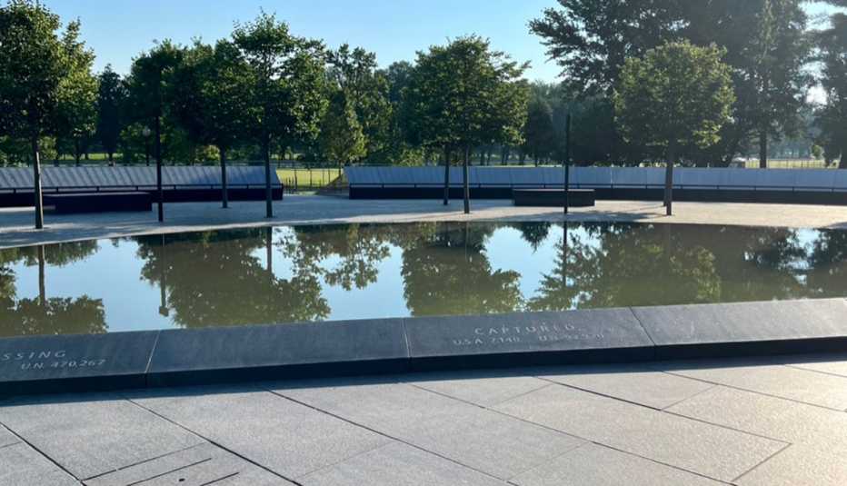 Piscina y nuevo Muro del Recuerdo en el Monumento a los Veteranos de la Guerra de Corea