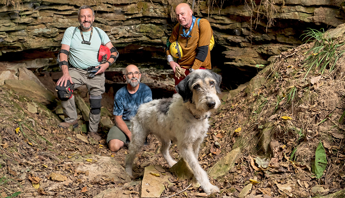 De izquierda a derecha: Gerry Keene, Jeff Bohnert y Rick Haley con Abby en la entrada de la cueva