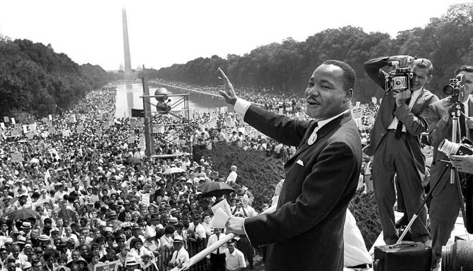 El líder de los derechos civiles, Martin Luther King, saluda a sus seguidores desde el Memorial de Lincoln en Washington DC