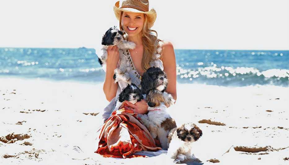 Beth Ostrosky Stern juega con varios perros en la playa