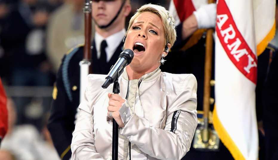 Pink canta el himno nacional previo al juego del Super Bowl en el 2018