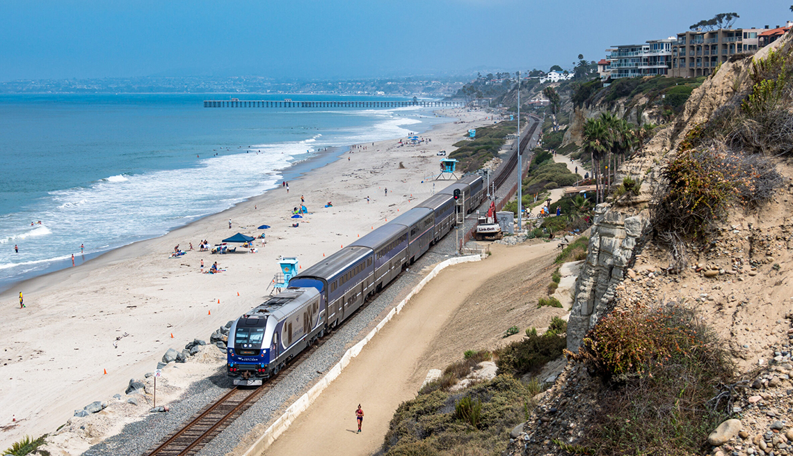 Tren Amtrak  cruzando sobre una playa